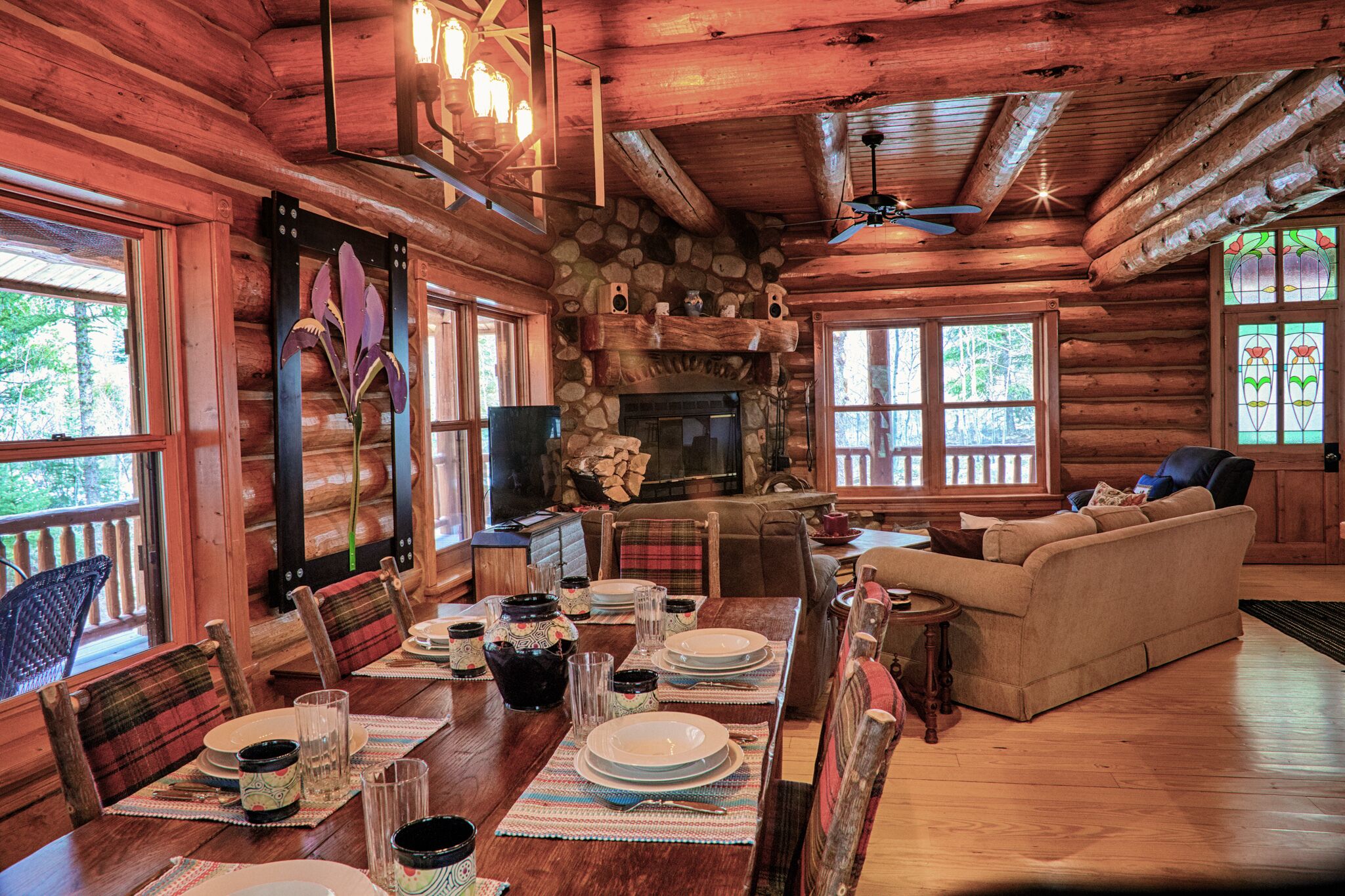 Televisión y chimenea 