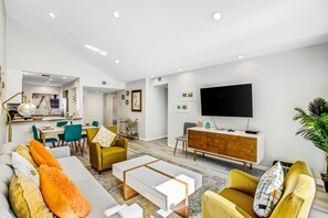 TV, DVD player, video library - Beautifully updated mid-century condo with shared pool/spa & mountain views (Palm Springs)