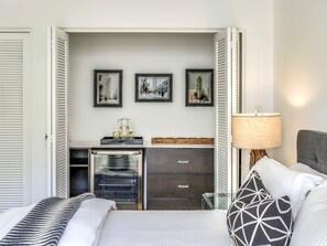 4 bedrooms, desk, iron/ironing board, free WiFi - Via Las Palmas - Arthur Elrod Elegance in Old Las Palmas! (Palm Springs)