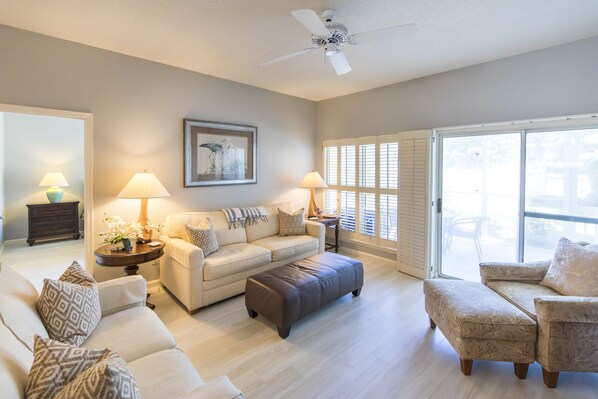 TV, DVD player - Deeded Beach Access, Community Pool, Screen Porch, Walk to Shops and Restaurants (Santa Rosa Beach)