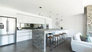 Panoramic Townhome, 2 Bedrooms, 2 Bathrooms | Private kitchen | Full-size fridge, microwave, oven, stovetop