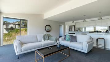 Panoramic Townhome, 2 Bedrooms, 2 Bathrooms | Living area | Flat-screen TV