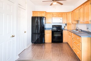 Kühlschrank, Mikrowelle, Ofen, Kochgeschirr/Geschirr/Besteck