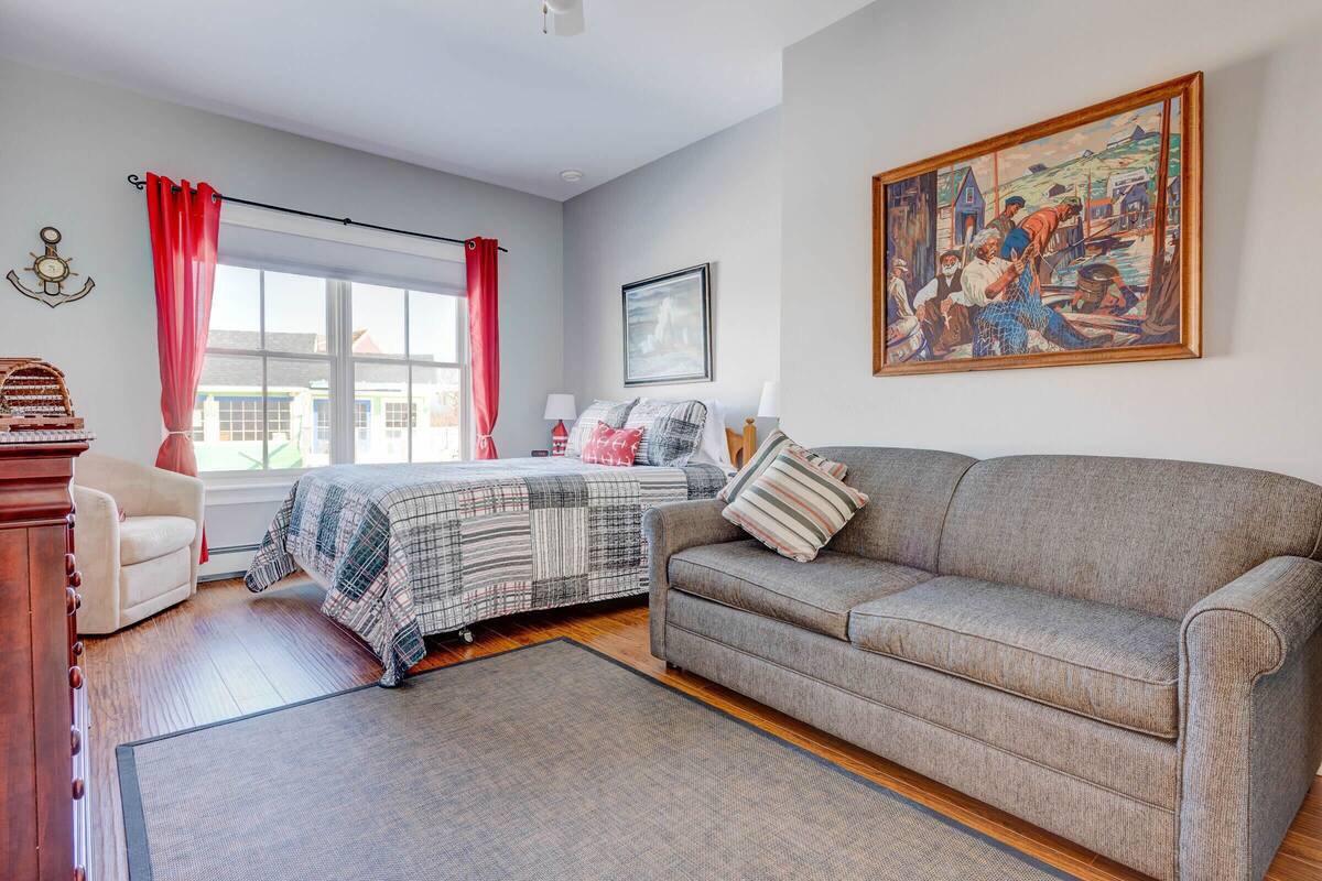 Room (Lobster Trap) | Individually decorated, individually furnished, blackout drapes