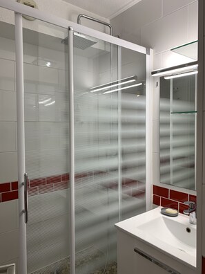 Shower, hair dryer, toilet paper - Apartment T3 with terrace, 100 m from the beach and 5 min by bike from the lake (Soorts-Hossegor)