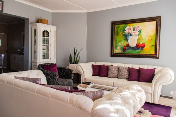 TV - Feel@Home - Fabulous Home In the Mountain Kingdom of Lesotho (Maseru)