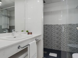 Baignoire, sĂšche-cheveux, serviettes fournies