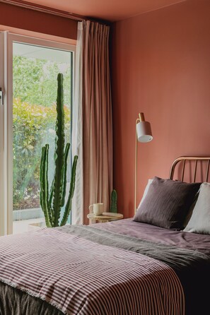 2 عدّة غرف نوم وواي فاي وملاءات أسرّة