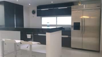 Refrigerador, parrilla de estufa, cafetera y tetera y licuadora