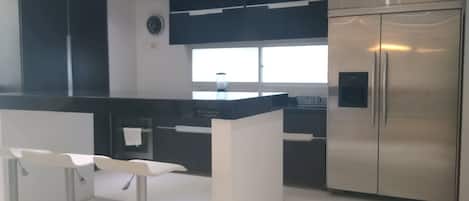 Fridge, stovetop, coffee/tea maker, blender