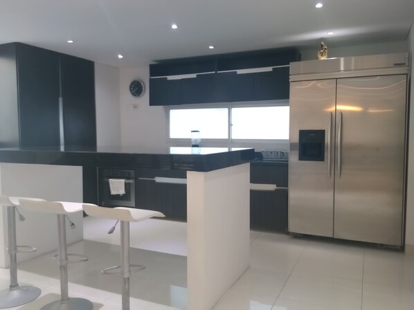 Fridge, stovetop, coffee/tea maker, blender