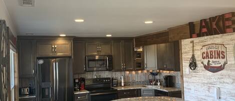 冷蔵庫、電子レンジ、オーブン、コンロ