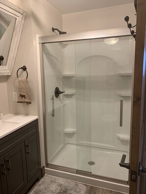 Douche, sèche-cheveux, serviettes fournies, savon