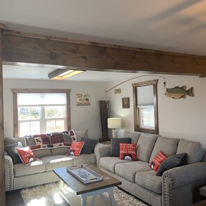 Smart-TV, Kamin, Videospiele, Tischfußball