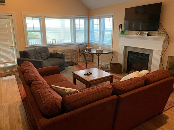 Smart TV, chimenea y libros 