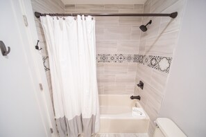 Studio, 1 Queen Bed with Sofa bed, Mountain View (Slopeside 2762) | Bathroom | Combined shower/bathtub, hair dryer, towels