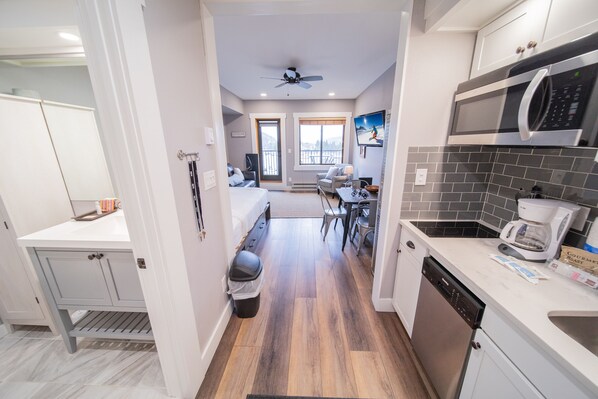 Studio, 1 Queen Bed with Sofa bed, Mountain View (Slopeside 2762) | Living area | 42-inch flat-screen TV with cable channels, TV