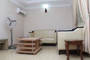 Apartemen Comfort, 1 kamar tidur | Area keluarga | Smart TV 40-inci dengan saluran TV kabel dan TV