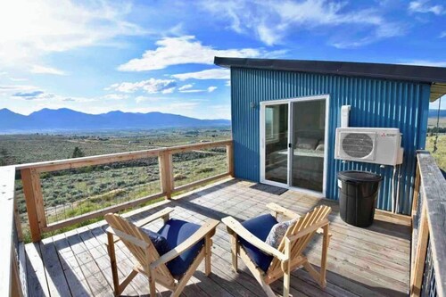 Maalaismainen moderni pieni talo, jossa on 270 asteen näkymät Bitterroot-laaksoon