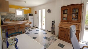 Una cocina con comedor, una estantería y un piso con diseño.