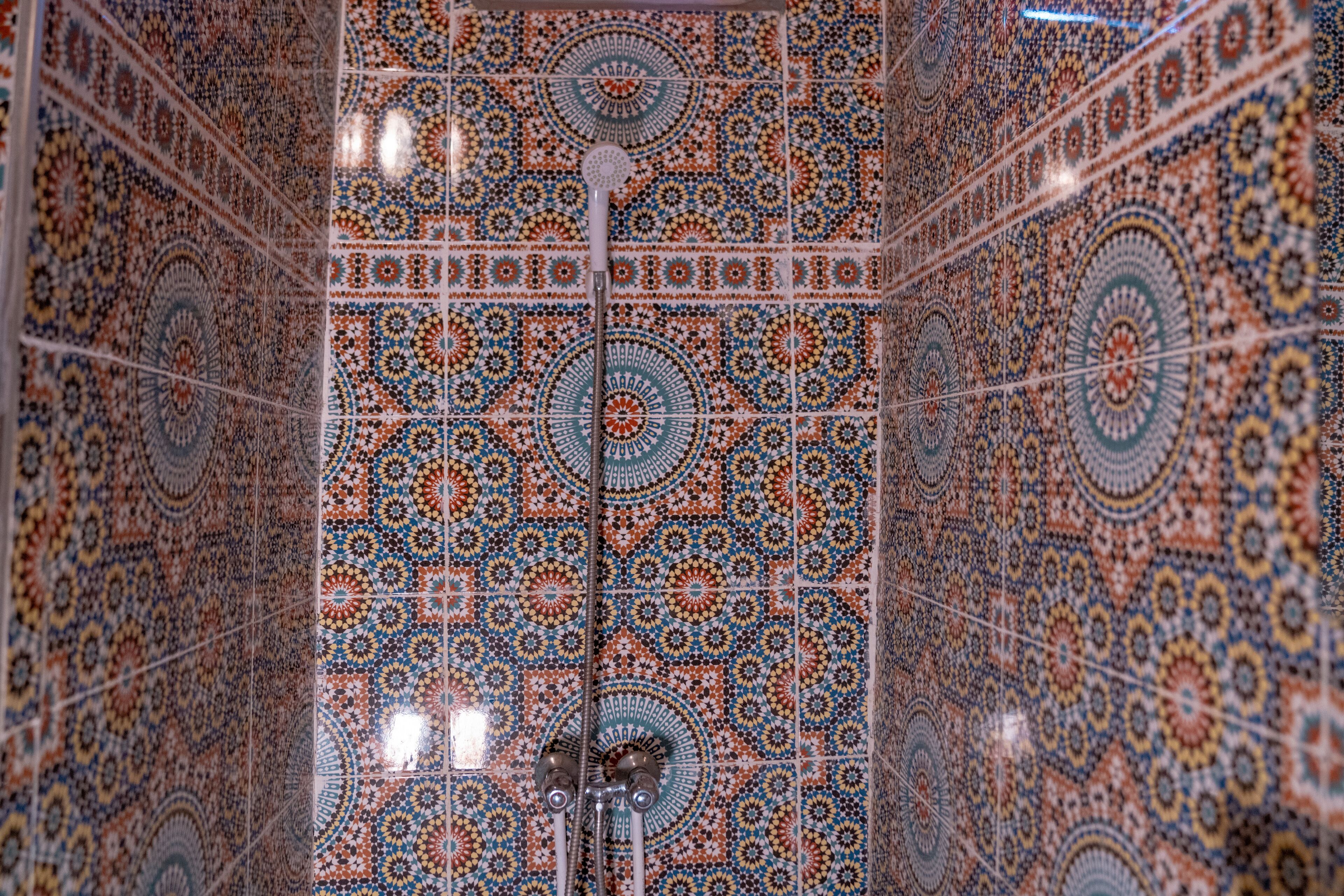 تجهيزات دش، دُش غزير، مراحيض شطف، مناشف