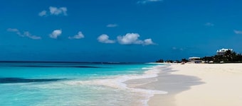 On the beach, magnificent renovated apartment, secure residence with sea view swimming pools