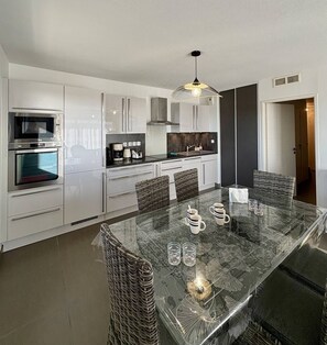 Kühlschrank, Mikrowelle, Ofen, Geschirrspüler