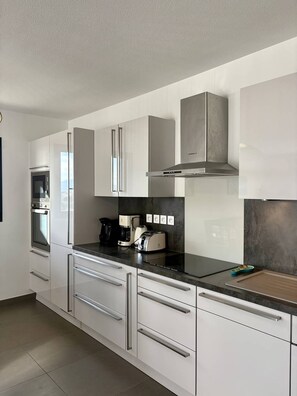 Kühlschrank, Mikrowelle, Ofen, Geschirrspüler