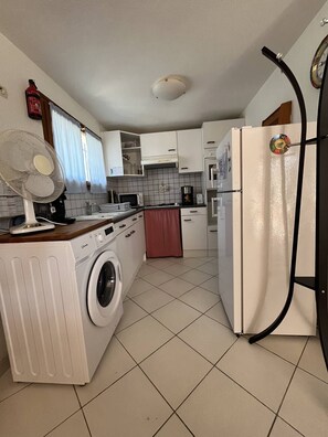 Kühlschrank, Mikrowelle, Ofen, Wasserkocher mit Kaffee-/Teezubehör
