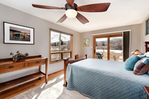 3 bedrooms, desk, iron/ironing board, WiFi