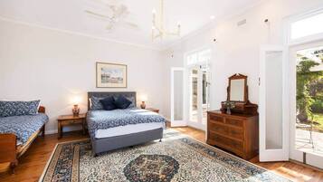 6 habitaciones, tabla de planchar con plancha y cuna de viaje