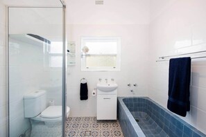 Badewanne, Haartrockner, Handtücher, Seife