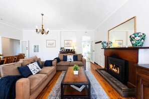 Smart TV, chimenea, reproductor de DVD y estéreo
