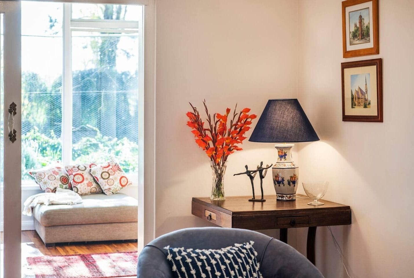 Älytelevisio, takka, DVD-soitin, stereot