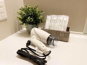 Combined shower/bathtub, free toiletries, hair dryer, slippers - HOTEL CLA-SS HIROSHIMA-Ōzu (Hiroshima)