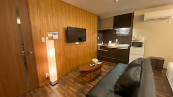 1 habitación, decoración personalizada y escritorio