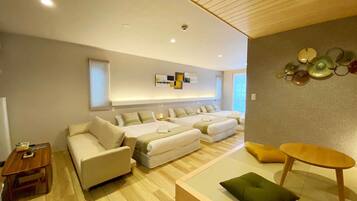 Suite Deluks, Bebas Asap Rokok (Family, 101) | Didekorasi berbeda-beda, meja kerja, dan setrika/meja setrika