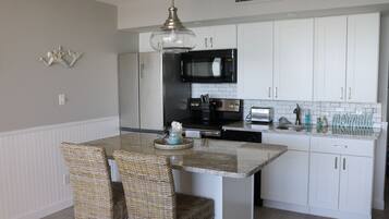 Geladeira, micro-ondas, fogão, cooktop