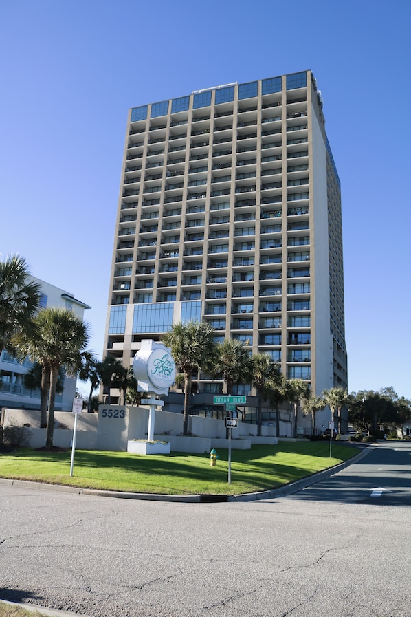 Un grand hôtel moderne, doté d’une façade à motifs géométriques de fenêtres et de balcons, situé sur Ocean Boulevard.