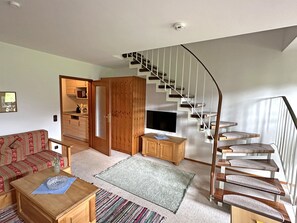 Fernseher, Tischfußball, Tischtennisplatte