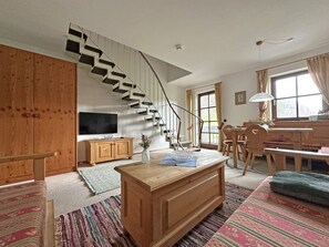 Fernseher, Tischfußball, Tischtennisplatte