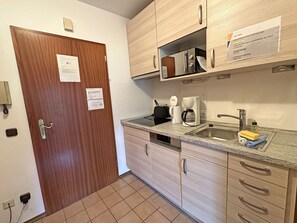 Kühlschrank, Mikrowelle, Herdplatte, Geschirrspüler