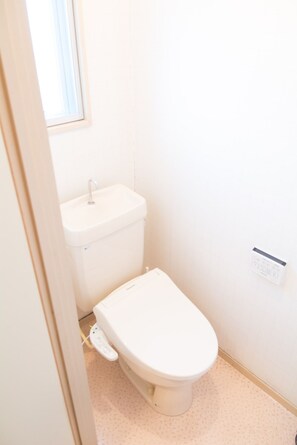 อพาร์ทเมนท์ | ห้องน้ำ | ฝักบัวในอ่างอาบน้ำ, ของใช้ในห้องน้ำฟรี, ไดร์เป่าผม, รองเท้าสวมภายในห้อง