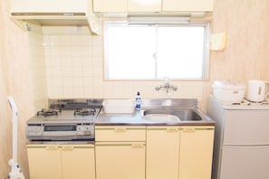 Apartment | Private kitchenette | Fridge, microwave, stovetop, electric kettle - Mark's HOME (Maebashi)