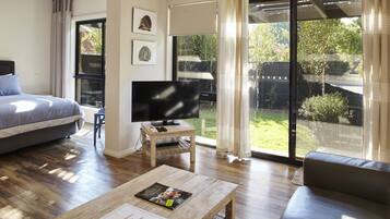 Deluxe Townhome | Living area | 32-inch flat-screen TV with digital channels, TV, DVD player