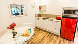 Deluxe Townhome | Private kitchenette - Brantome (Bright)