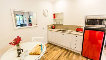 Townhouse Deluks | Dapur kecil pribadi | Lemari es, microwave, ketel listrik, dan pemanggang roti