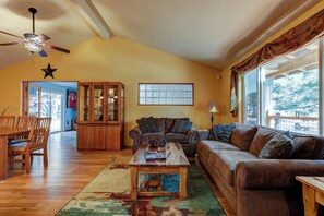 TV, fireplace, DVD player, stereo - Larkspur Trail - Pool Table, Gourmet Kitchen, Outdoor Living (Bend)