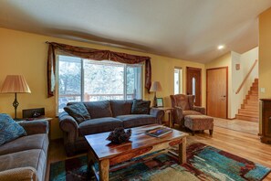 TV, fireplace, DVD player, stereo - Larkspur Trail - Pool Table, Gourmet Kitchen, Outdoor Living (Bend)