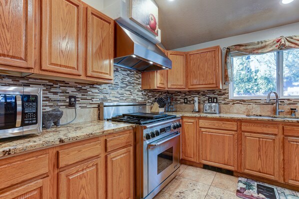 冷蔵庫、電子レンジ、オーブン、コンロ